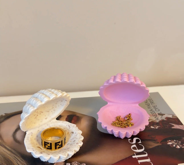 Clam Shell Ring Holder