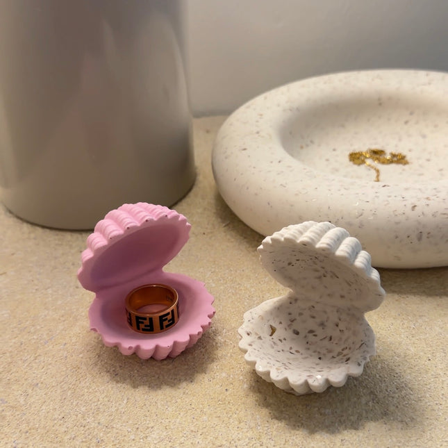 Clam Shell Ring Holder