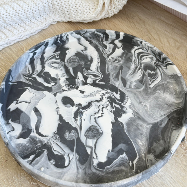 XL Edged Circle Tray - Black & White Marble